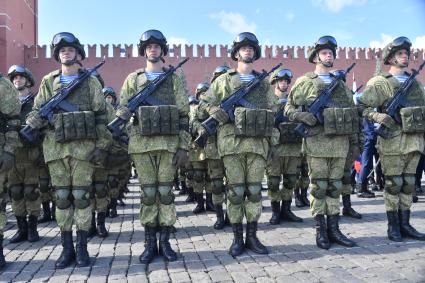 Москва. Военнослужащие на Красной площади во время праздничных мероприятий в рамках Дня Воздушно-десантных войск РФ и дня памяти Илии Пророка.