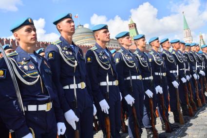 Москва.   Военнослужащие Воздушно-десантных войск во время праздничных мероприятий, посвященных Дню ВДВ на Красной площади.