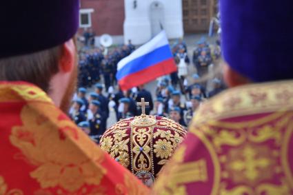 Москва.  Священнослужители  во время крестного хода от храма пророка Божия Илии в Китай-городе до Лобного места на Красной площади в честь празднования Дня Воздушно-десантных войск.