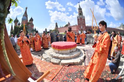 Москва.   Торжественный молебен памяти святого пророка Илии на Лобном месте в честь празднования Дня Воздушно-десантных войск на Красной площади.