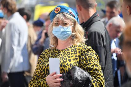 Москва. Женщина в медицинской маске во время праздничных мероприятий, посвященных Дню ВДВ на Красной площади.