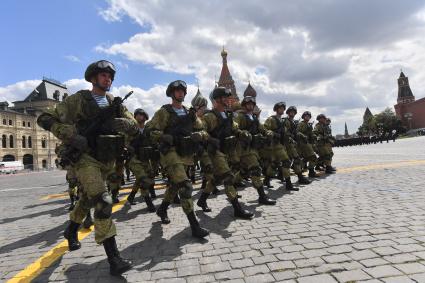 Москва. Военнослужащие на Красной площади во время праздничных мероприятий в рамках Дня Воздушно-десантных войск РФ и дня памяти Илии Пророка.