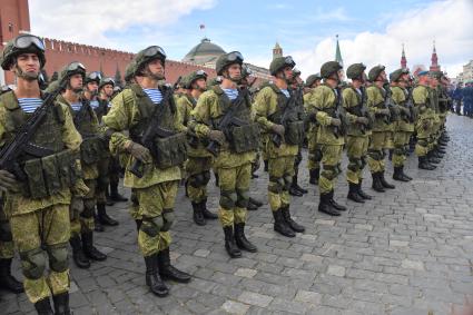 Москва. Военнослужащие на Красной площади во время праздничных мероприятий в рамках Дня Воздушно-десантных войск РФ и дня памяти Илии Пророка.