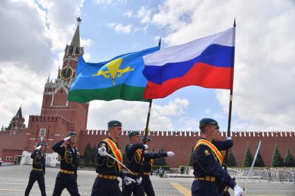 Москва.   Военнослужащие Воздушно-десантных войск во время праздничных мероприятий, посвященных Дню ВДВ на Красной площади.