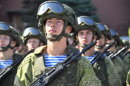 Москва. Военнослужащие на Красной площади во время праздничных мероприятий в рамках Дня Воздушно-десантных войск РФ и дня памяти Илии Пророка.