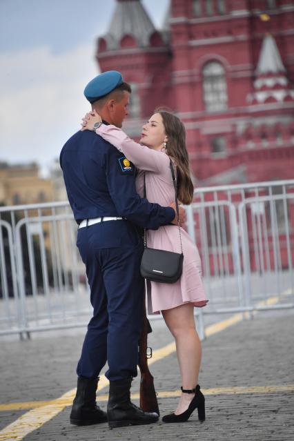 Москва.  Военнослужащий с девушкой во время праздничных мероприятий, посвященных Дню ВДВ на Красной площади.