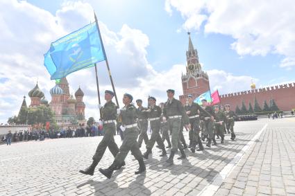 Москва.   Военнослужащие Воздушно-десантных войск во время праздничных мероприятий, посвященных Дню ВДВ на Красной площади.