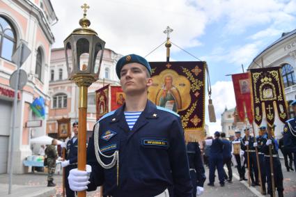 Москва. Военнослужащие во время крестного хода от храма пророка Божия Илии в Китай-городе до Лобного места на Красной площади в честь празднования Дня Воздушно-десантных войск.