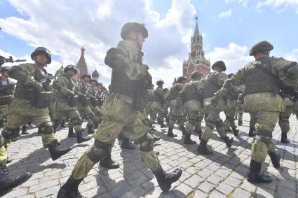 Москва. Военнослужащие на Красной площади во время праздничных мероприятий в рамках Дня Воздушно-десантных войск РФ и дня памяти Илии Пророка.