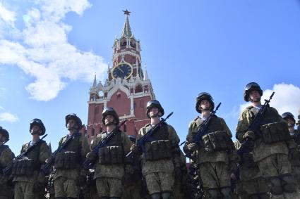 Москва. Военнослужащие на Красной площади во время праздничных мероприятий в рамках Дня Воздушно-десантных войск РФ и дня памяти Илии Пророка.