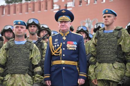 Москва. Командующий Воздушно-десантными войсками генерал-полковник Андрей Сердюков  (в центре) на Красной площади в день памяти пророка Илии и Дня Воздушно-десантных войск России.