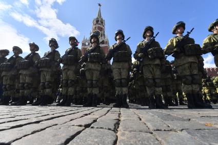 Москва. Военнослужащие на Красной площади во время праздничных мероприятий в рамках Дня Воздушно-десантных войск РФ и дня памяти Илии Пророка.