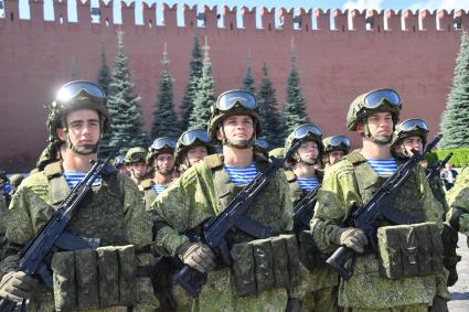 Москва. Военнослужащие на Красной площади во время праздничных мероприятий в рамках Дня Воздушно-десантных войск РФ и дня памяти Илии Пророка.