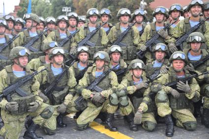 Москва. Военнослужащие на Красной площади во время праздничных мероприятий в рамках Дня Воздушно-десантных войск РФ и дня памяти Илии Пророка.