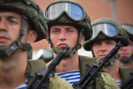 Москва. Военнослужащие на Красной площади во время праздничных мероприятий в рамках Дня Воздушно-десантных войск РФ и дня памяти Илии Пророка.