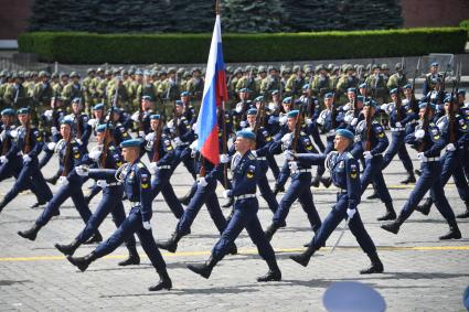 Москва.   Военнослужащие Воздушно-десантных войск во время праздничных мероприятий, посвященных Дню ВДВ на Красной площади.