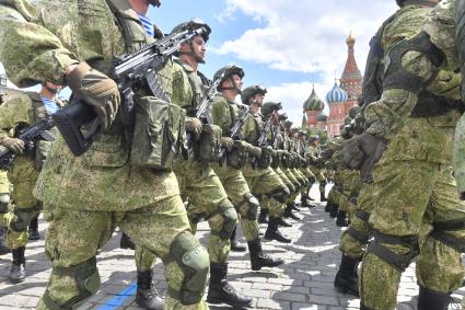 Москва. Военнослужащие на Красной площади во время праздничных мероприятий в рамках Дня Воздушно-десантных войск РФ и дня памяти Илии Пророка.