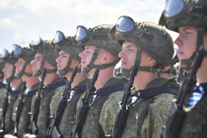 Москва. Военнослужащие на Красной площади во время праздничных мероприятий в рамках Дня Воздушно-десантных войск РФ и дня памяти Илии Пророка.