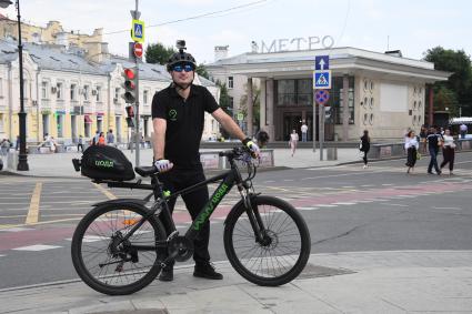 Москва. Сотрудник велопатруля в центре города.