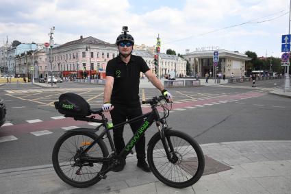 Москва. Сотрудник велопатруля в центре города.