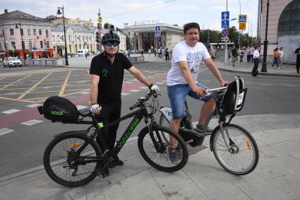 Москва. Сотрудник велопатруля и корреспондент `Комсомольской правды ` Павел Клоков (справа) в центре города.