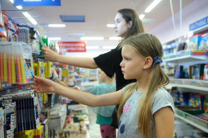 Екатеринбург. Девочка в магазине выбирает канцтовары перед началом нового учебного года