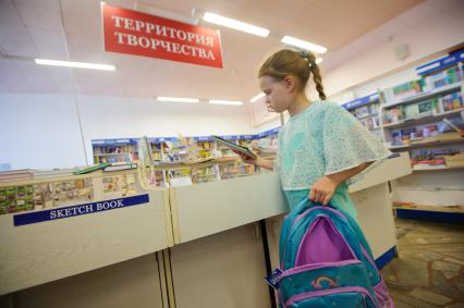 Екатеринбург. Девочка в магазине выбирает канцтовары перед началом нового учебного года