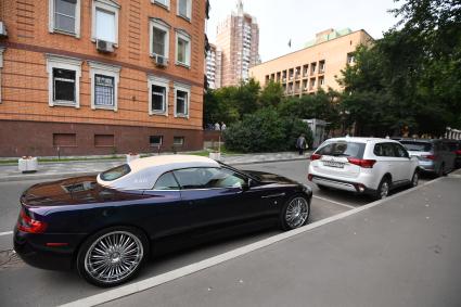 Москва. Автомобиль Rolls-Royce адвоката семьи Сергея Захарова Александра Добровинского   у здания Пресненского суда перед рассмотрением по существу дела о ДТП со смертельным исходом с участием актера Михаила Ефремова.