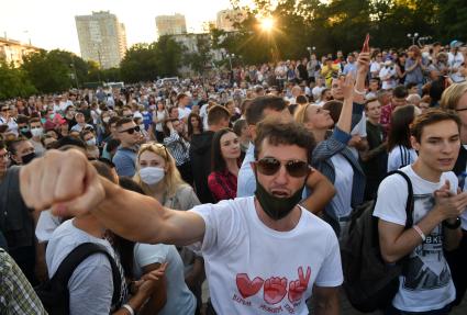 Беларусь, Минск.   Участники митинга оппозиции в Киевском сквере.