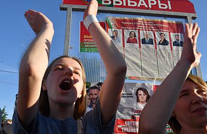 Беларусь, Минск.   Участники митинга оппозиции в Киевском сквере.