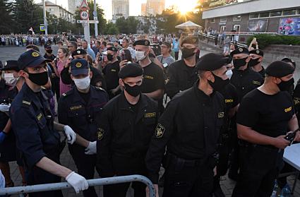 Беларусь, Минск.   Во время митинга оппозиции в Киевском сквере.