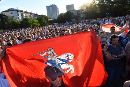 Беларусь, Минск.   Участники митинга оппозиции в Киевском сквере.