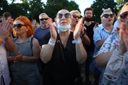 Беларусь, Минск.  Участники митинга оппозиции в Киевском сквере.