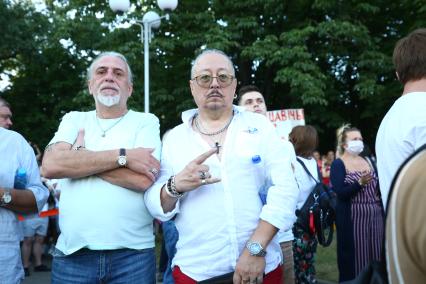 Беларусь, Минск.  Участники митинга оппозиции в Киевском сквере.