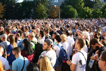 Беларусь, Минск.  Участники митинга оппозиции в Киевском сквере.