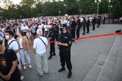 Беларусь, Минск.  Участники митинга оппозиции в Киевском сквере.