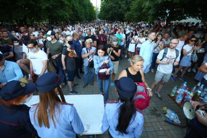 Беларусь, Минск.  Участники митинга оппозиции в Киевском сквере.