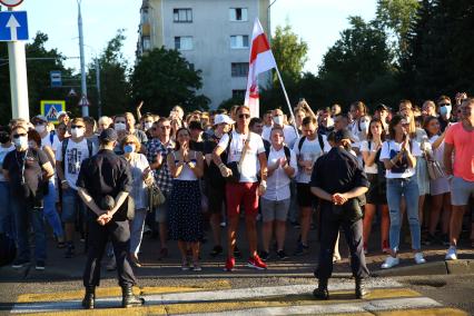 Беларусь, Минск.  Участники митинга оппозиции в Киевском сквере.