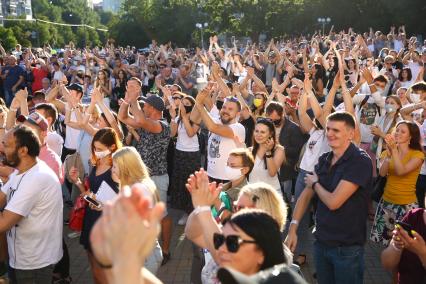 Беларусь, Минск.  Участники митинга оппозиции в Киевском сквере.