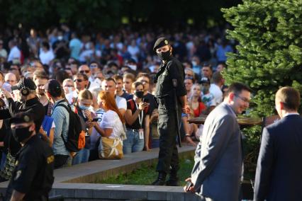 Беларусь, Минск.  Участники митинга оппозиции в Киевском сквере.