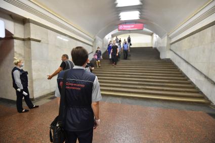 Москва. Пассажиры метро в медицинских масках.