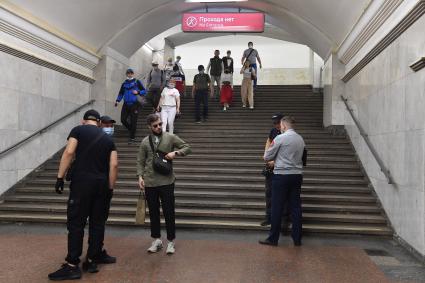 Москва. Сотрудник метрополитена просит пассажира одеть медицинскую маску.