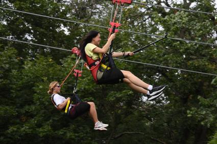 Москва. Посетители скоростного аттракциона Zipline Skypark Moscow `Полет над Москвой`на Воробьевых горах.
