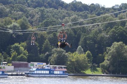Москва. Посетители скоростного аттракциона Zipline Skypark Moscow `Полет над Москвой`на Воробьевых горах.