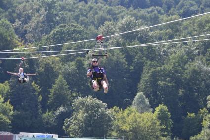 Москва. Посетители скоростного аттракциона Zipline Skypark Moscow `Полет над Москвой`на Воробьевых горах.