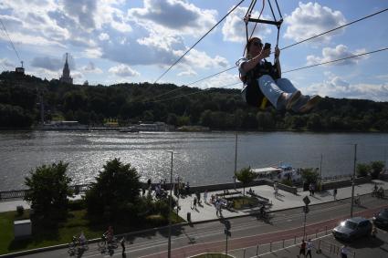 Москва. Посетители скоростного аттракциона Zipline Skypark Moscow `Полет над Москвой`на Воробьевых горах.