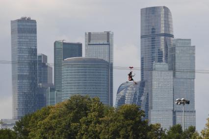 Москва. Посетители скоростного аттракциона Zipline Skypark Moscow `Полет над Москвой`на Воробьевых горах.