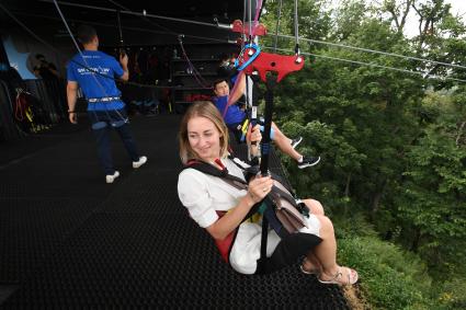 Москва. Посетители скоростного аттракциона Zipline Skypark Moscow `Полет над Москвой`на Воробьевых горах.