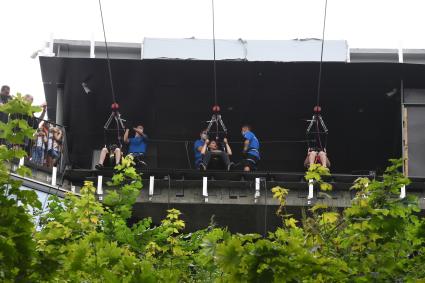 Москва. Посетители скоростного аттракциона Zipline Skypark Moscow `Полет над Москвой`на Воробьевых горах.