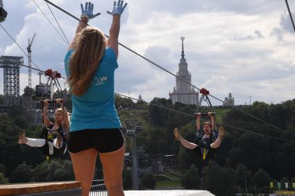 Москва. Посетители скоростного аттракциона Zipline Skypark Moscow `Полет над Москвой`на Воробьевых горах.